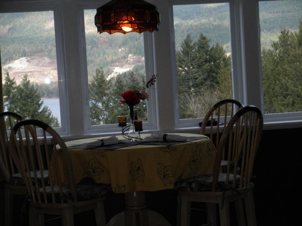 Hotel Above The Inlet Sechelt Habitación foto