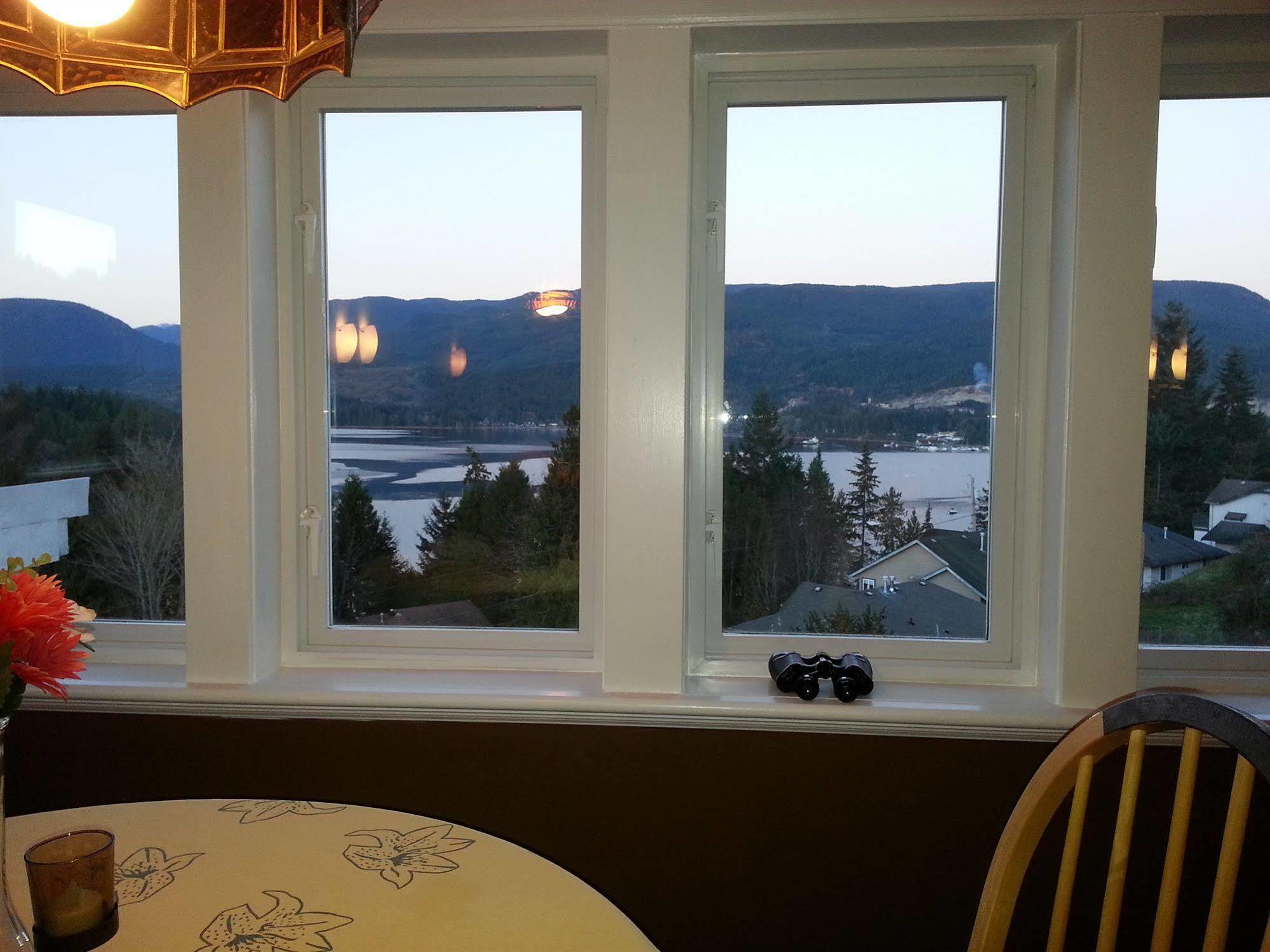 Hotel Above The Inlet Sechelt Exterior foto